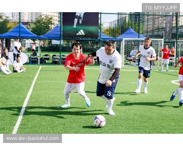 外卖小哥为圆足球梦想奔波全城用汗水赢得属于自己的绿茵荣耀