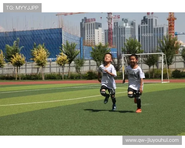 《踢出精彩人生:体验足球世界的热血与挑战》 《踢出精彩人生:体验足球世界的热血与挑战》