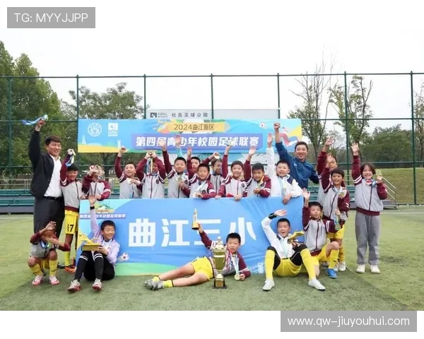 西安足球小哥哥是谁引发网友热议 他的背后故事与足球梦想是什么